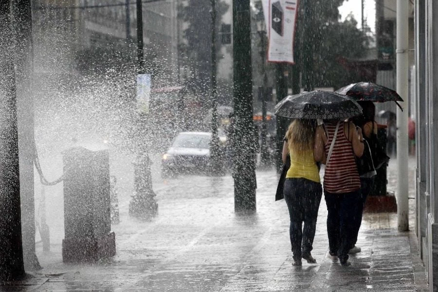 Ο καιρός τρελάθηκε και δε λέει να φτιάξει…-Βροχές και καταιγίδες και αύριο